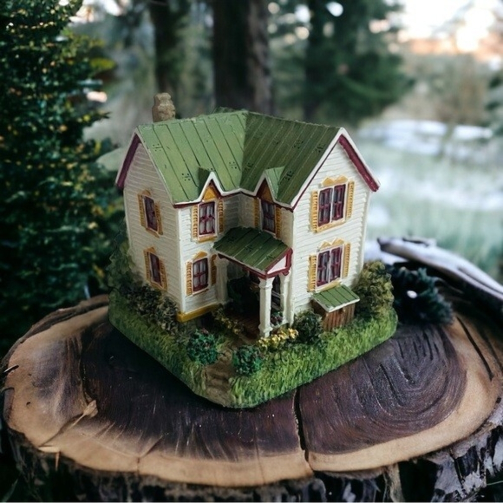 Liberty Falls Henshaw House Figurine 1999 NIB Miniature Building 3" Collectible